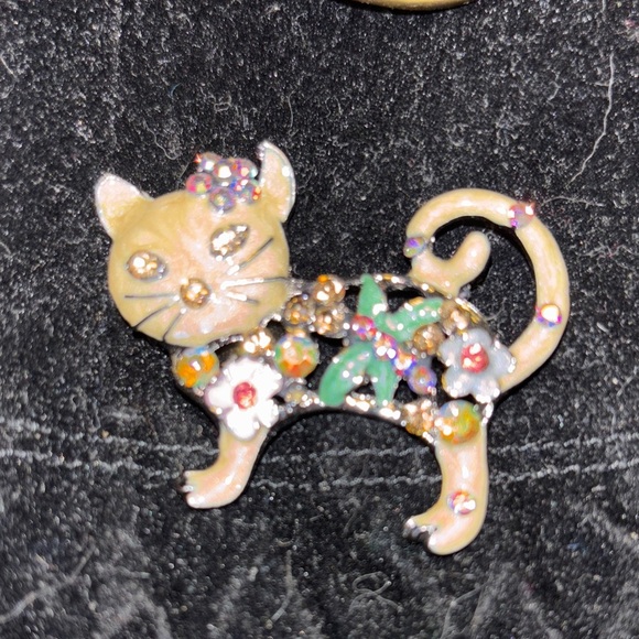 Floral Cat Brooch with Colorful Rhinestones Could be used as a necklace
Adorable - Picture 2 of 7